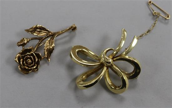 A 14ct gold (585) tied-ribbon brooch and a 9ct gold brooch in the form of a rose